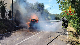 Monteprandone - Auto si schianta contro un albero e prende fuoco